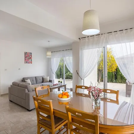Villa In Sleeps 6 Includes Swimming Pool And Air Con 9 3 Kouklia