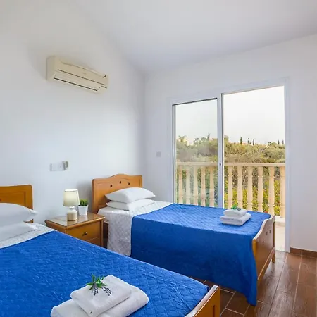 In Sleeps 6 Includes Swimming Pool And Air Con 9 3 * Kouklia