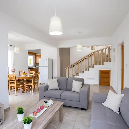 In Sleeps 6 Includes Swimming Pool And Air Con 9 3 * Kouklia